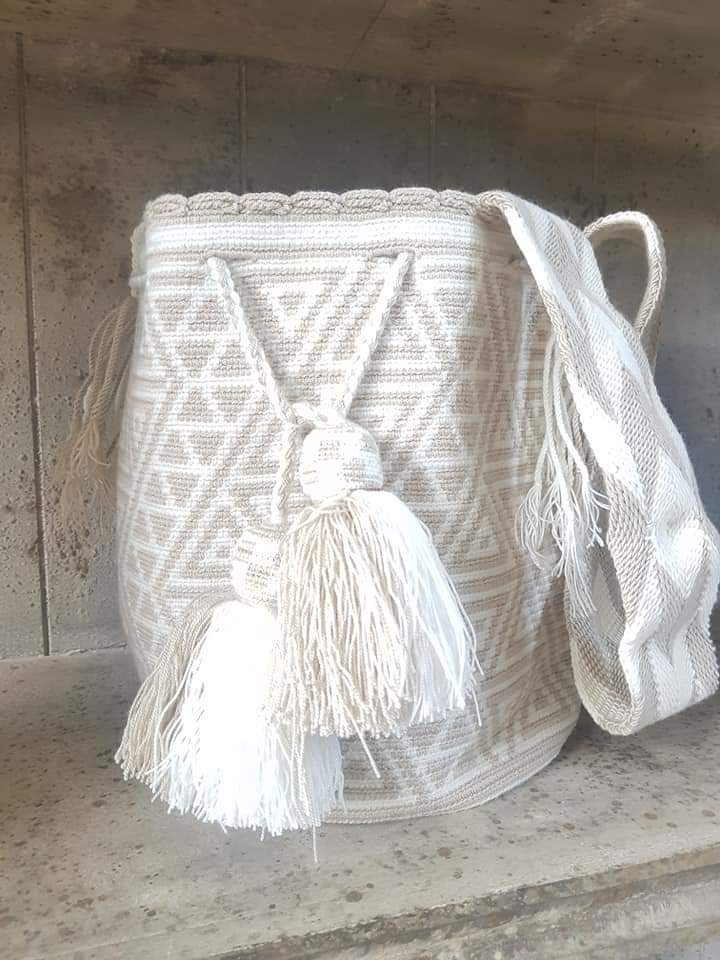 El Proceso Detrás de Cada Mochila Wayuu: Desde el Hilo Hasta la Mochila Terminada