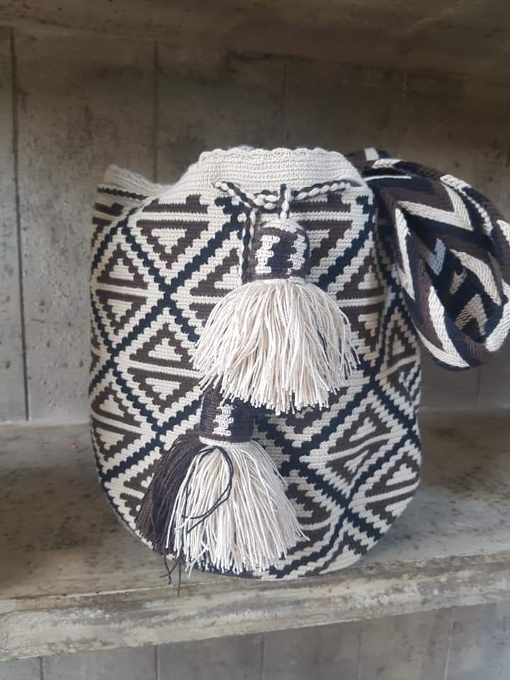 Mochila Wayuú con apliques mediana