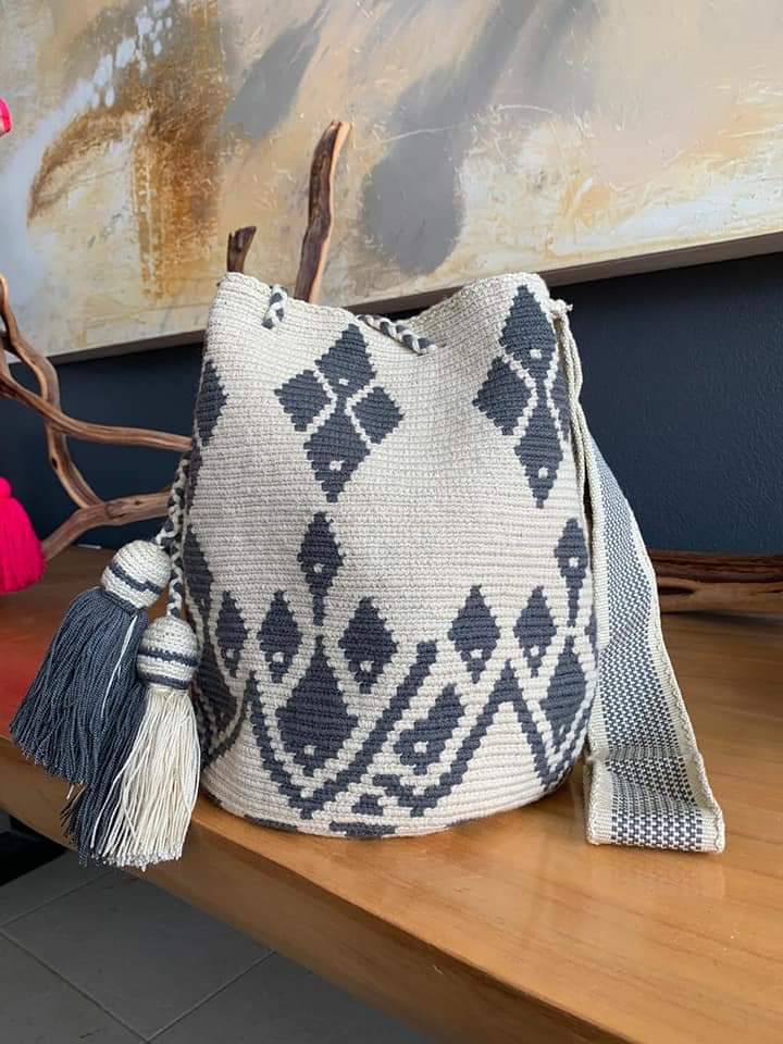 Mochila Wayuú con apliques mediana