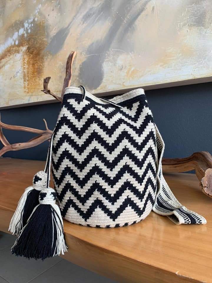 Mochila Wayuú con apliques mediana
